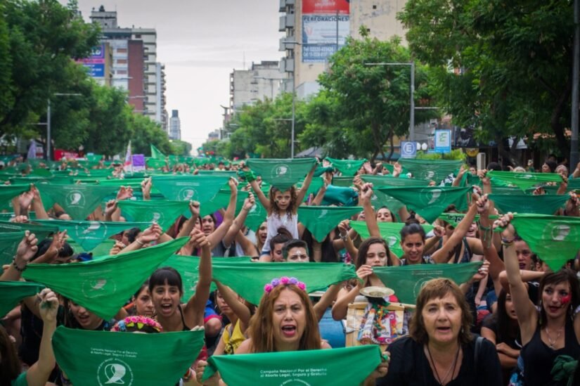 LA REVOLUCIÓN SE BAILA, SE TRANSPIRA Y NO SE CALLA